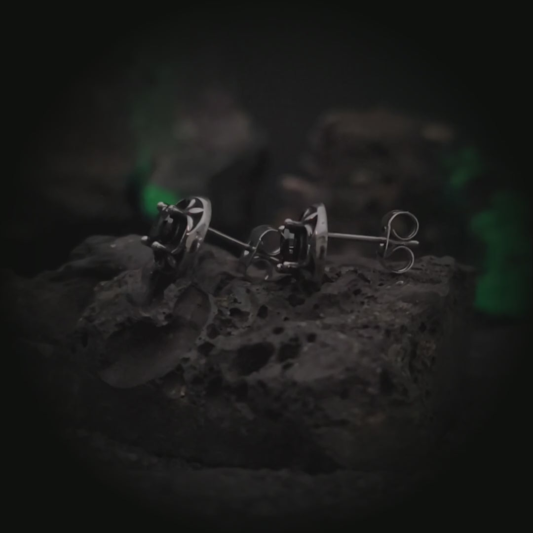 Vista en giro 360 de los aros góticos con cristal negro El Blasón de Huysmans en acero | Abyssal Relics.