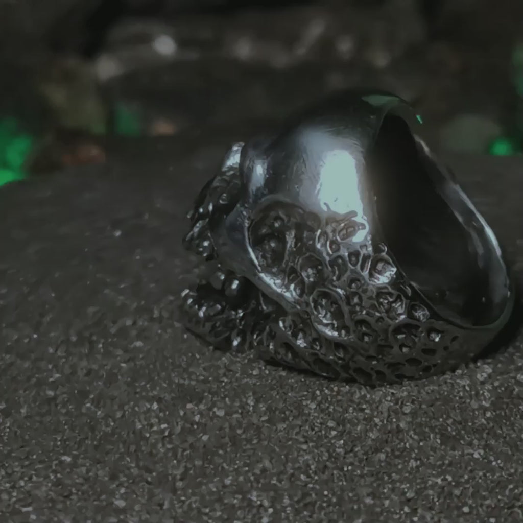 Reliquia del Devorador: Video de anillo de calavera memento mori acabado steel puro en acero inoxidable en Chile.