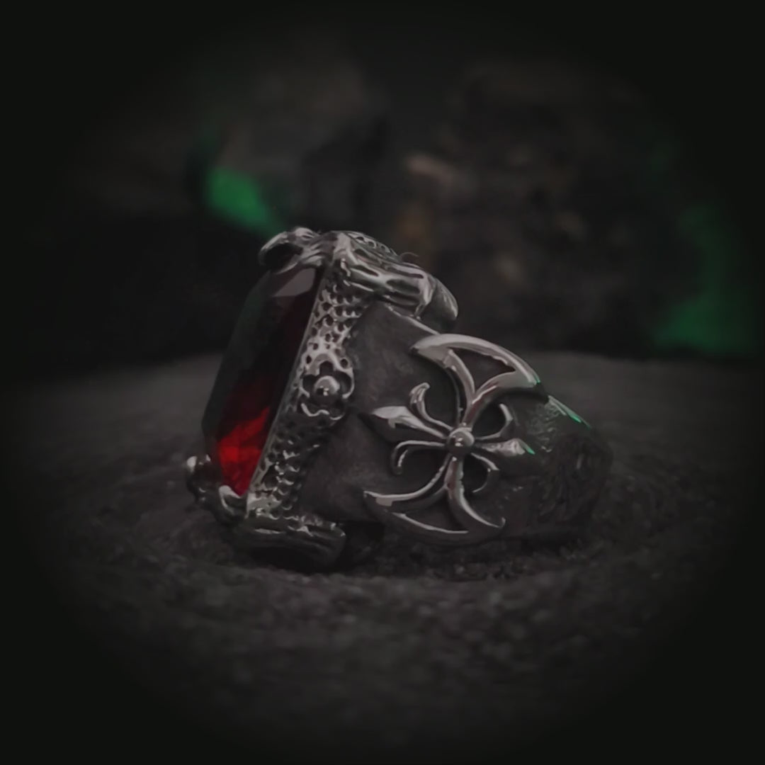 Vista en giro 360 del anillo gótico con piedra roja El Baile de la Muerte Roja en acero | Abyssal Relics.