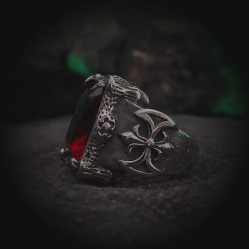 Vista en giro 360 del anillo gótico con piedra roja El Baile de la Muerte Roja en acero | Abyssal Relics.