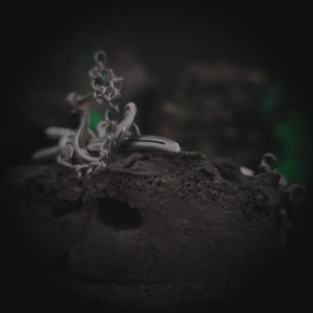 Vista en rotación 360 grados de los aros de katana El Filo de Tsunetomo en acero macizo | Abyssal Relics.