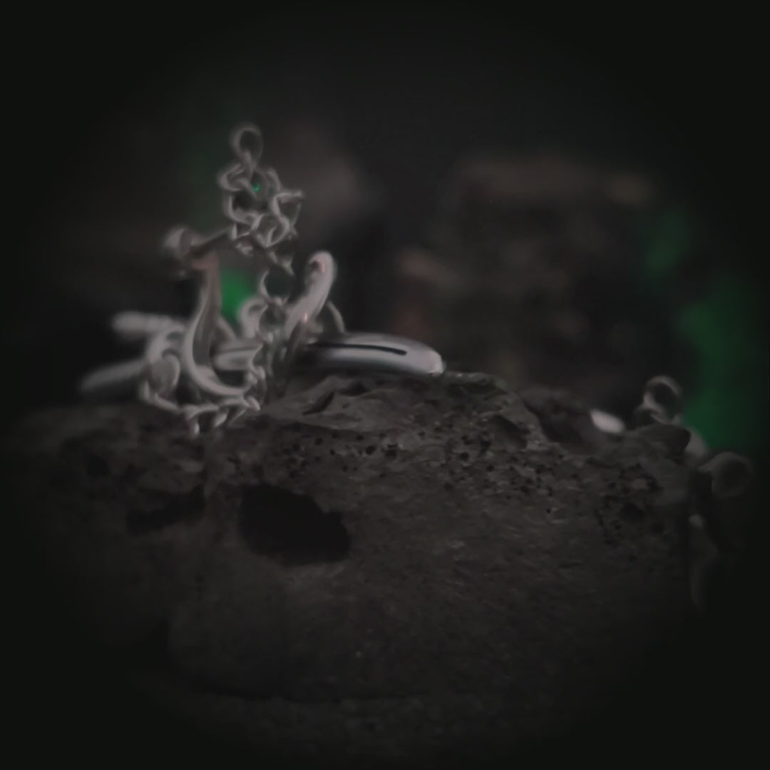 Vista en rotación 360 grados de los aros de katana El Filo de Tsunetomo en acero macizo | Abyssal Relics.