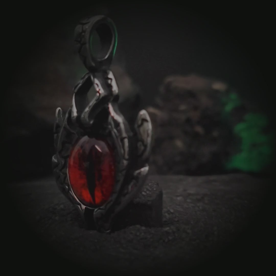 Vista en rotación 360 grados del colgante gótico de ojo rojo El Ojo de Nidhoggr en acero | Abyssal Relics.