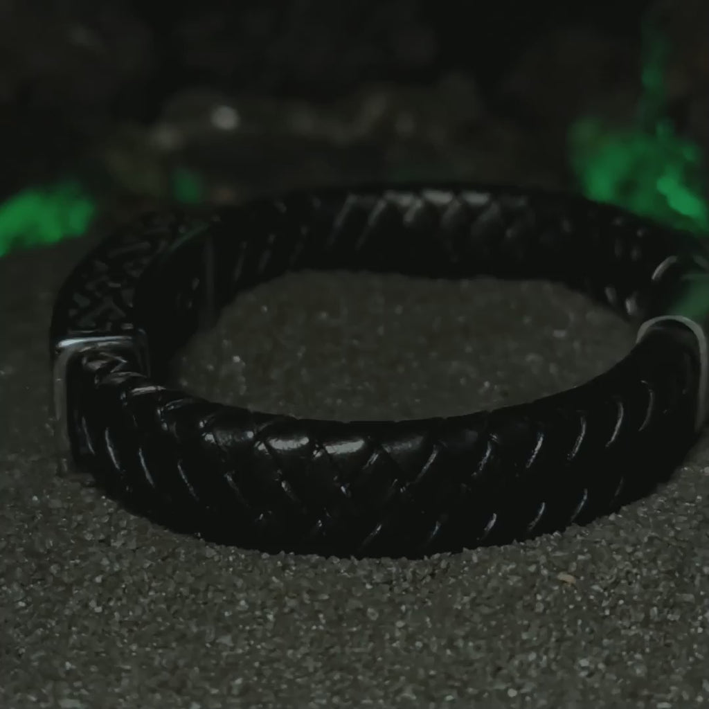 Sello de Vegvísir: Video de brazalete de cuero trenzado negro y placa de acero con brújula rúnica vikinga estilo nórdico en Chile.