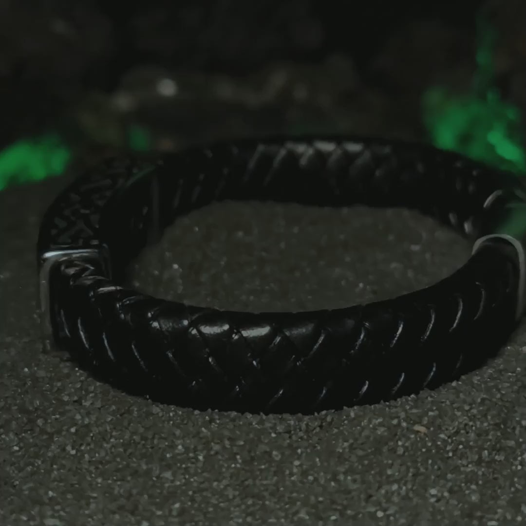 Sello de Vegvísir: Video de brazalete de cuero trenzado negro y placa de acero con brújula rúnica vikinga estilo nórdico en Chile.