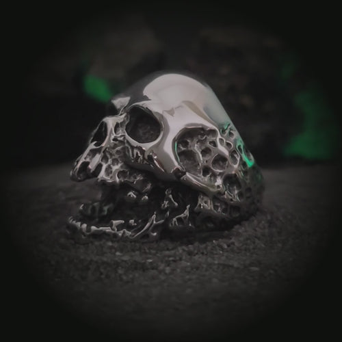 Vista 360 grados del anillo de calavera en acero inoxidable El Clamor de Baudelaire en rotación | Abyssal Relics.