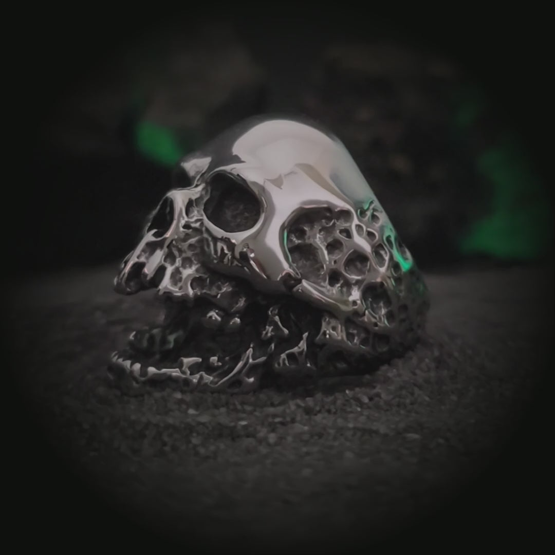 Vista 360 grados del anillo de calavera en acero inoxidable El Clamor de Baudelaire en rotación | Abyssal Relics.