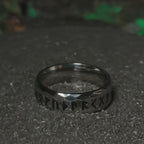 Legado de las Runas: Video de anillo rúnico vikingo con alfabeto futhark grabado en acero de alta densidad en Chile.