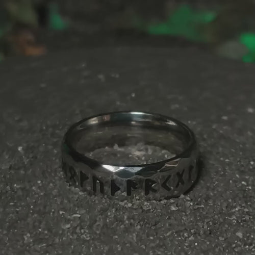 Legado de las Runas: Video de anillo rúnico vikingo con alfabeto futhark grabado en acero de alta densidad en Chile.