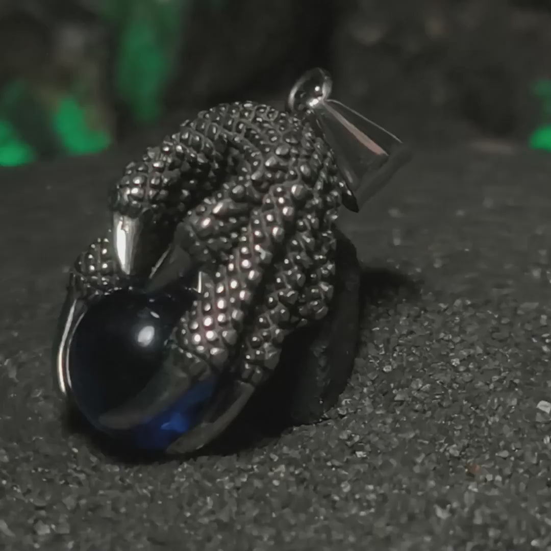 Orbe del Dragón: Video de collar garra de dragón de acero inoxidable con esfera azul estilo gótico en Chile.