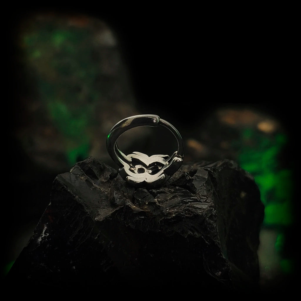 Reverso y broche huggie de la argolla de araña en acero La Tejedora de Aracne | Joyería Abyssal Relics.
