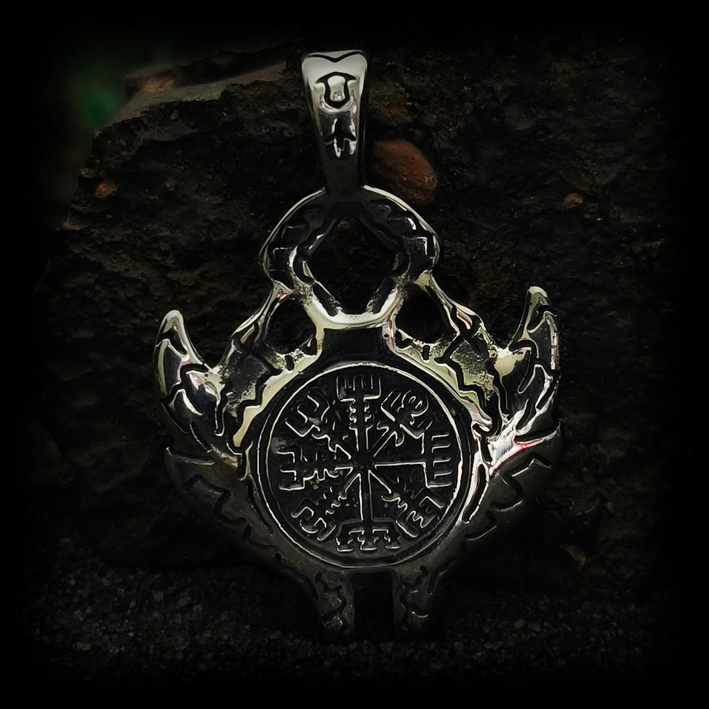 Reverso ceremonial del colgante wyrm con grabado rúnico del Vegvísir en acero macizo | Abyssal Relics Chile.