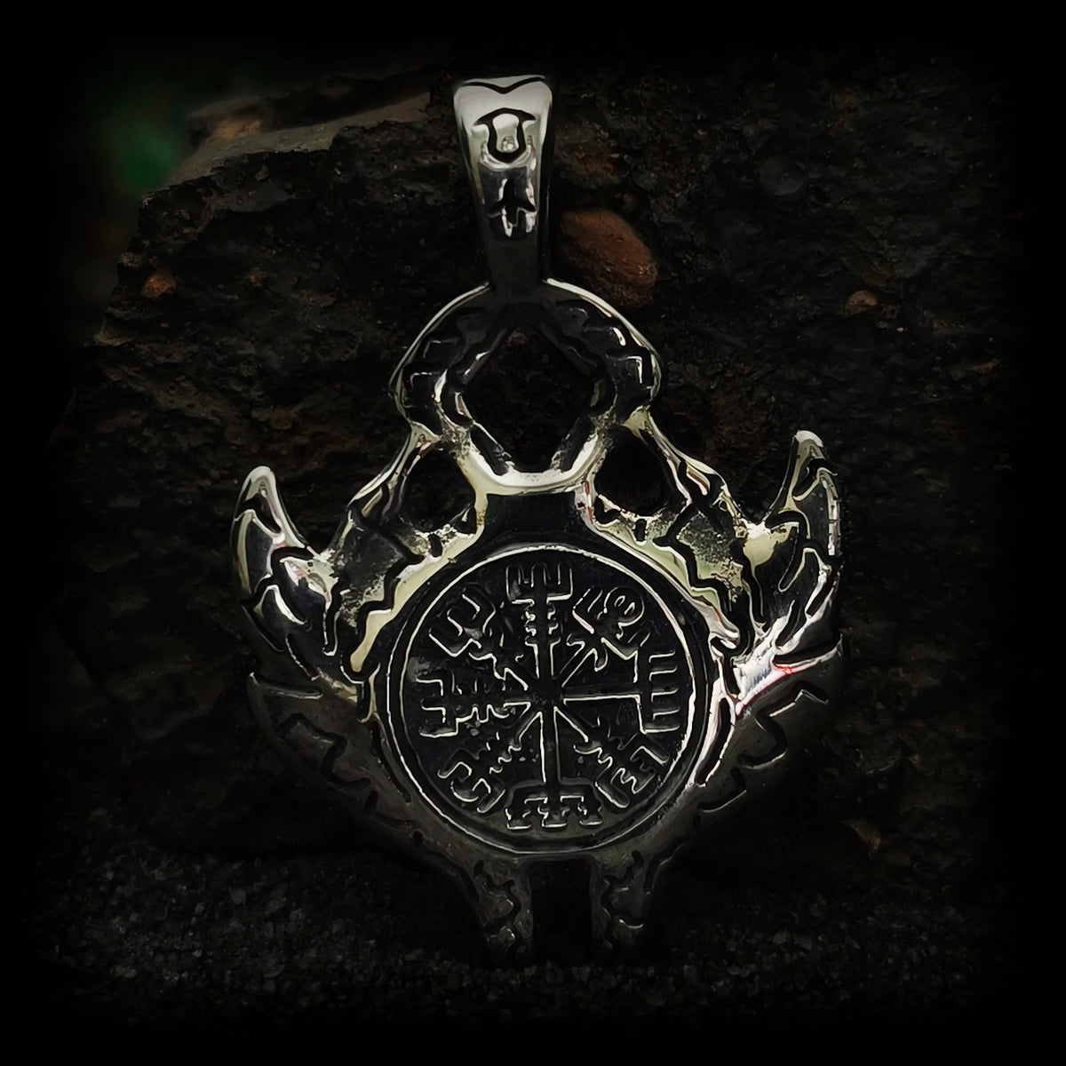 Reverso ceremonial del colgante wyrm con grabado rúnico del Vegvísir en acero macizo | Abyssal Relics Chile.