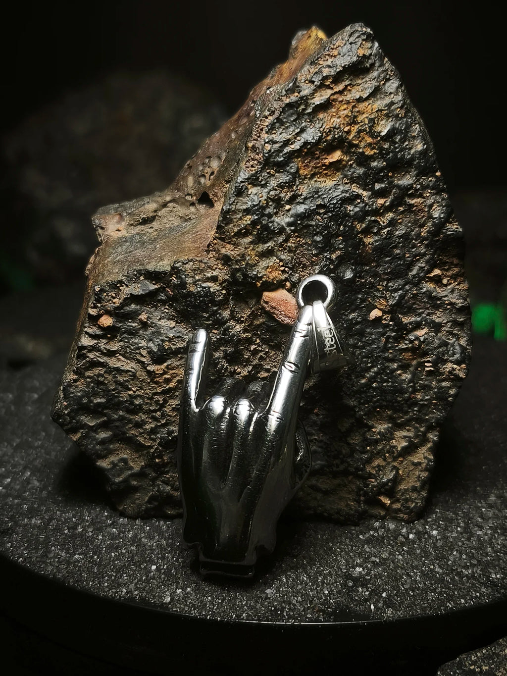 Himno de Acero: Vista trasera y reverso pulido del collar dije de mano cornuta rockera en acero inoxidable macizo en Chile.