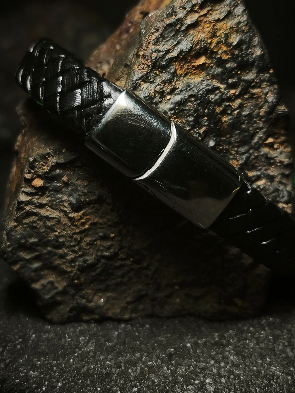 Sello de Vegvísir: Vista trasera del broche de acero inoxidable negro en pulsera de cuero trenzado para hombre en Chile.
